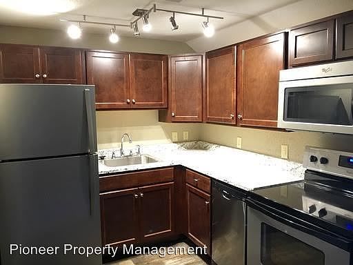 3rd image of 104 N Krohn Pl