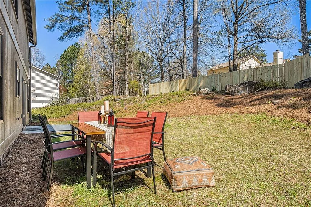 3 bed, 2.5 bath, 2214 sqft, $2,200 — Photo 4