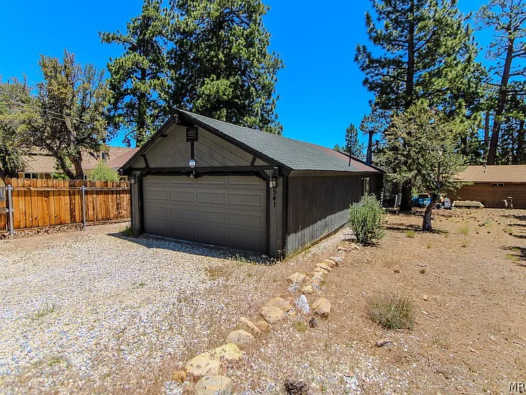 541 Spruce Ln — Photo 1