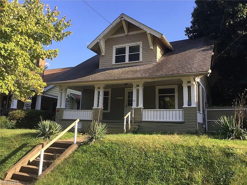 1st image of 111 Woodland Ave SE