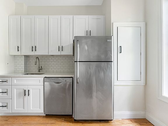 3rd image of 275 Halsey St APT 1R