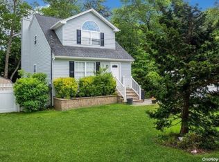 5 Hayden St, Patchogue, NY 11772