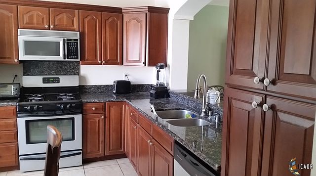 2nd image of 627 Yucca St