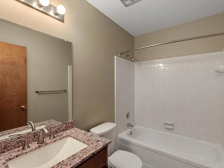 1 bed, 1.0 bath, 670 sqft, $1,225 — Photo 11