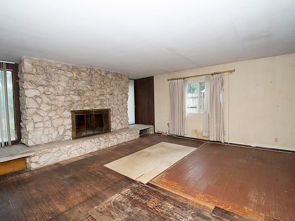 5th image of 55452 Mayflower Rd