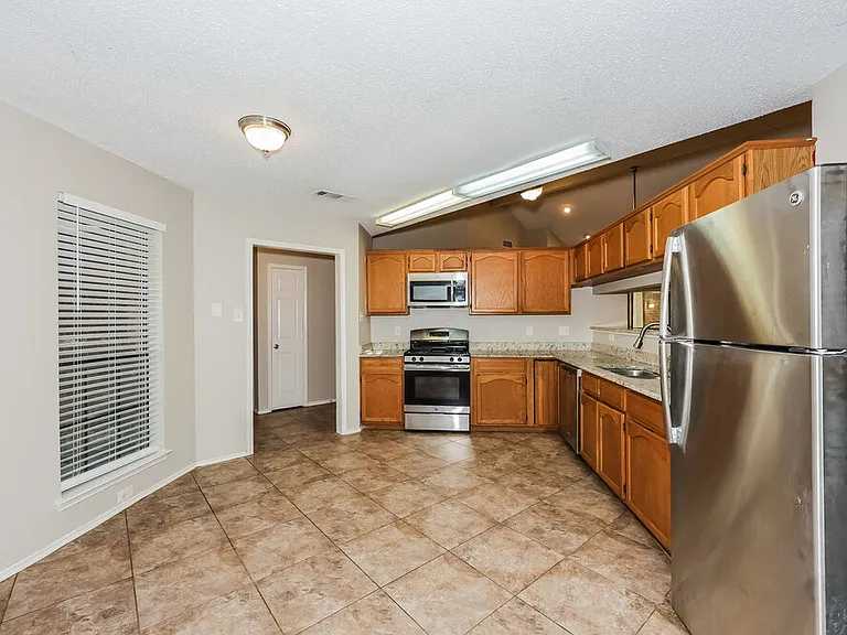 1237 Essex Dr — Photo 8