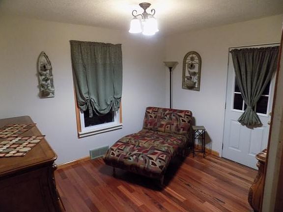 5th image of 324 Birch St