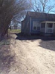 3rd image of 104 E Kleb St
