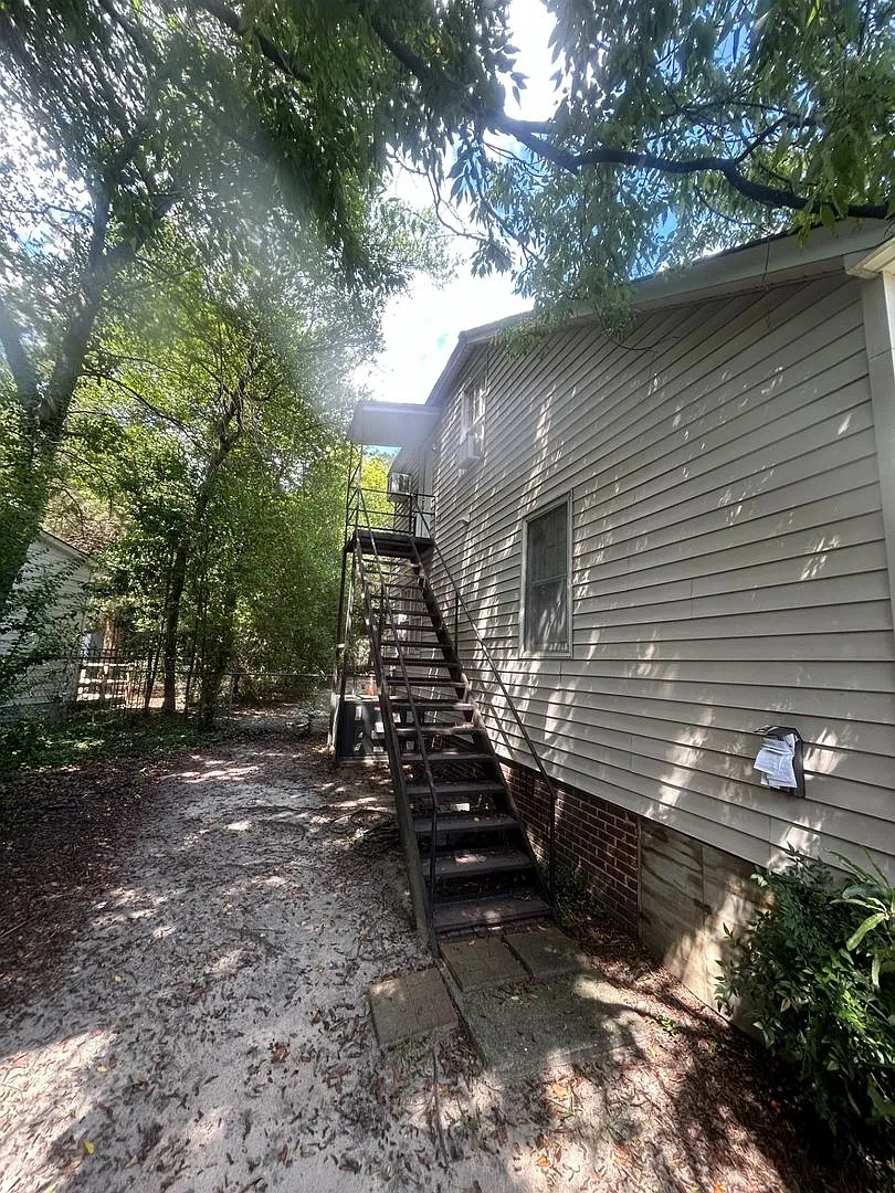 2-Bedroom Upstairs Apartment in Columbia's Rosewood Area $1,250/Month — Photo 2