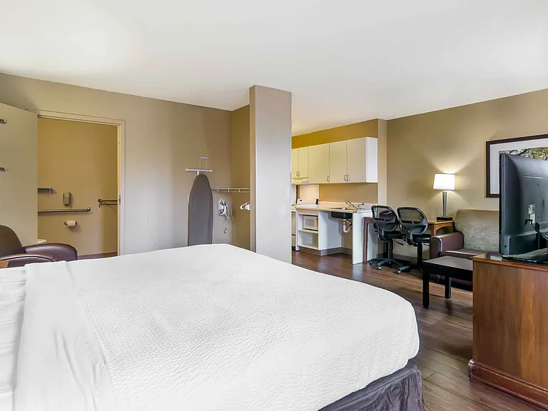 Deluxe Studio - 1 King Bed