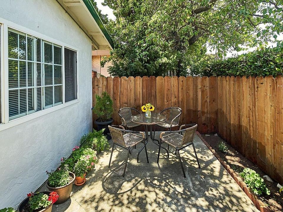 Private front yard (furniture and plants not included)