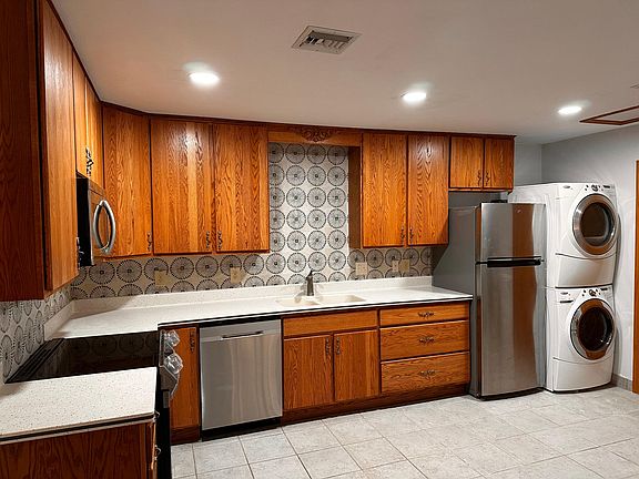 2nd image of 325 W Manhatton Dr
