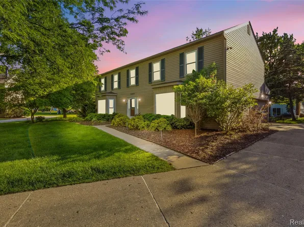 5389 Fox Ridge Cir, West Bloomfield, MI 48322