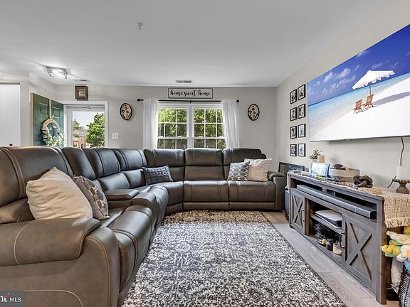 4th image of 7891 Beachland Ct