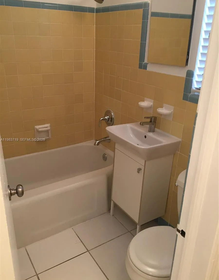 535 74th St — Photo 2