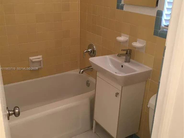 535 74th St #7 — Photo 2