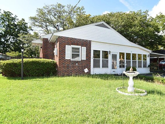 3rd image of 2688 Louise Dr
