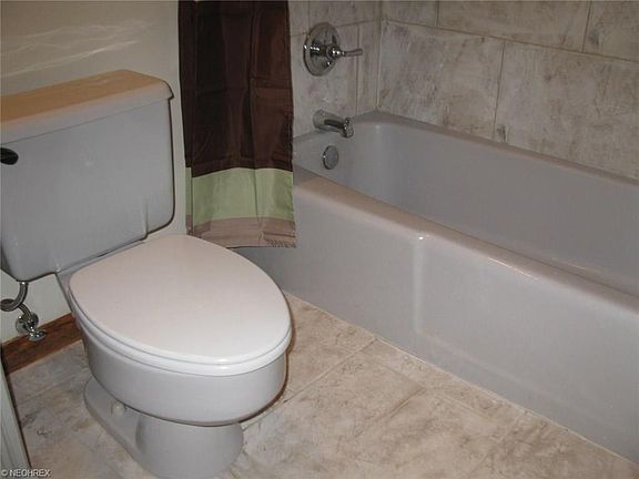 5th image of 683 Robinhood Dr