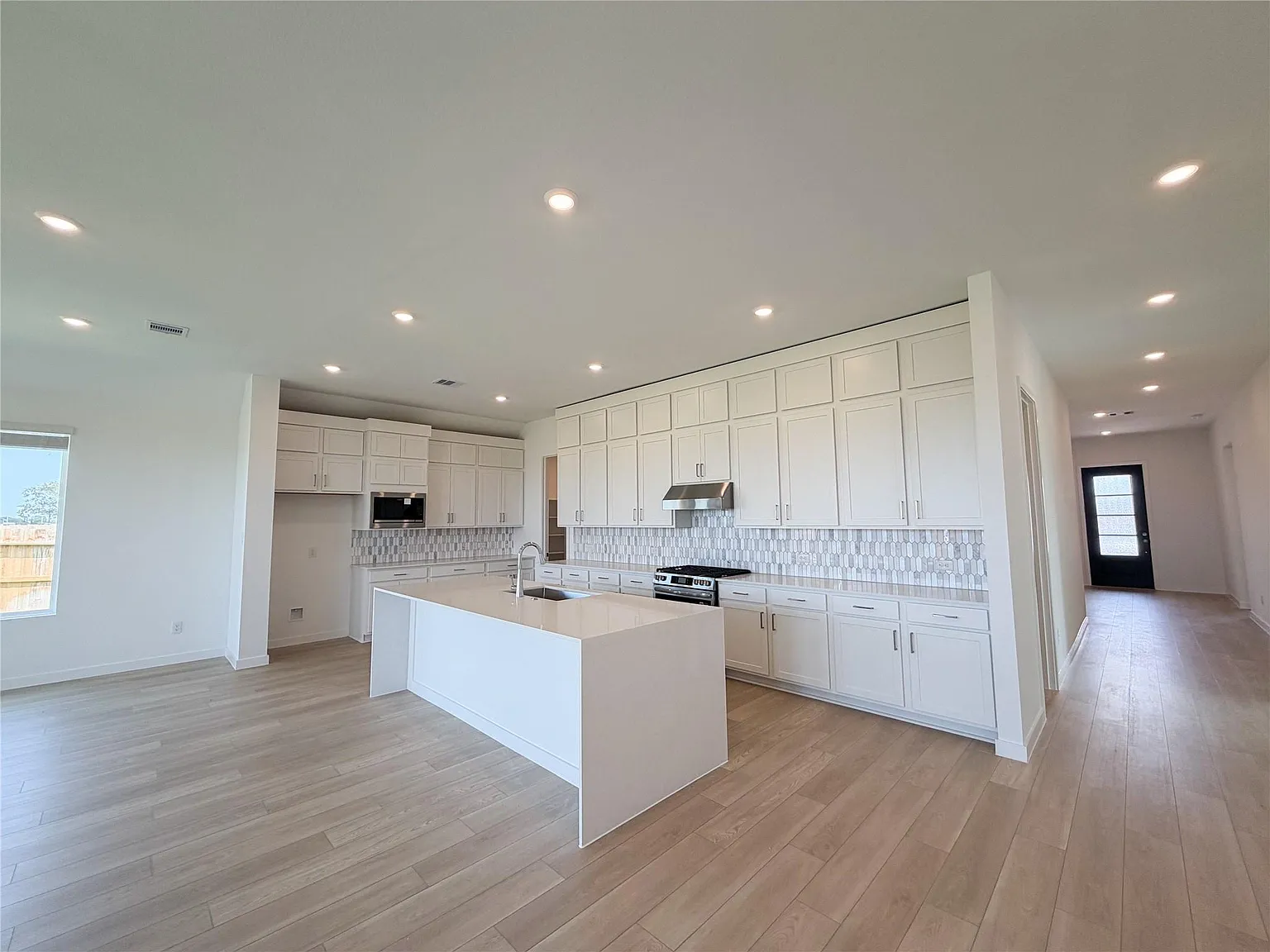 4 bed, 3.0 bath, 2731 sqft, $2,800 — Photo 3