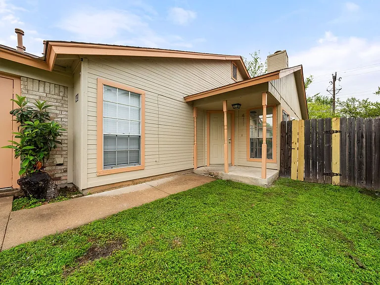 411 Greenlawn Blvd — Photo 2