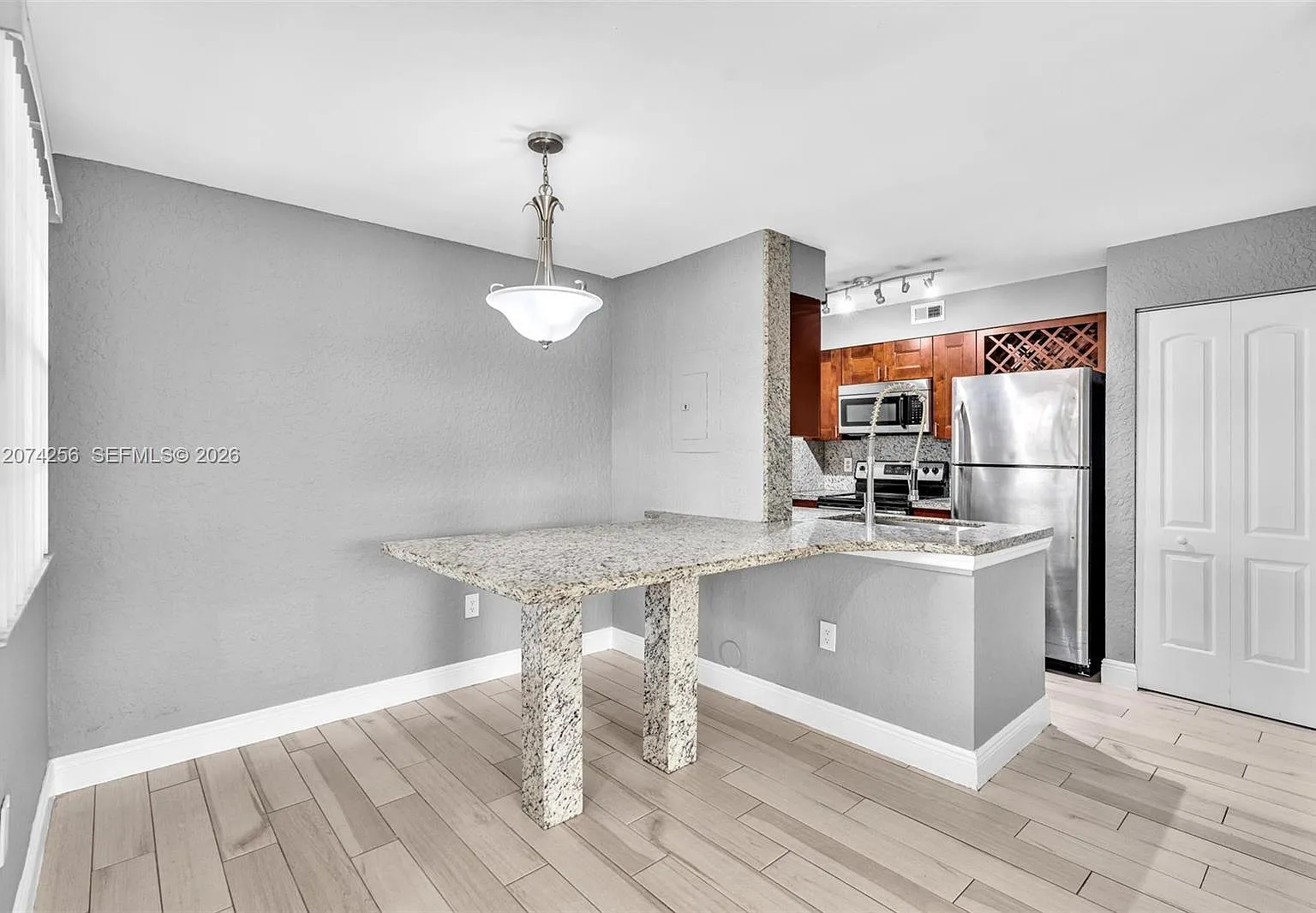 Lakeview Club Condo — Photo 1