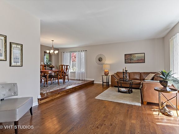 3rd image of 152 W King Arthur Ct