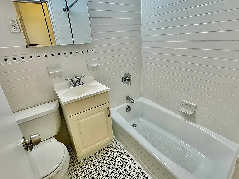 321 E 66th St #4D — Photo 11
