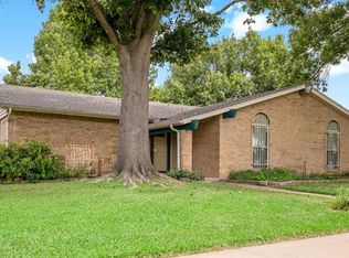 956 Meadowcove Cir, Garland, TX 75043