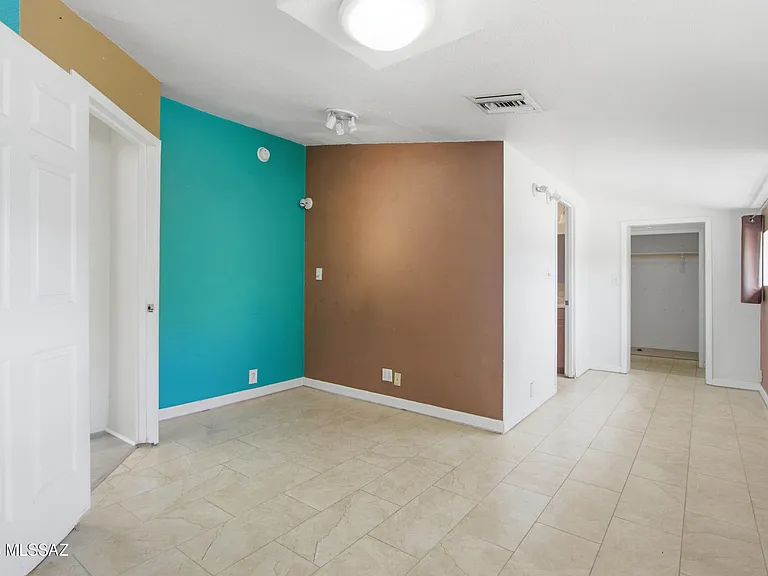 1419 E Linden St — Photo 15