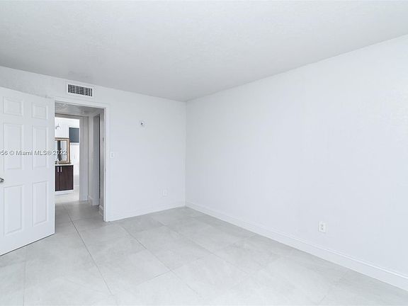 5th image of 400 NE 137th St APT 414