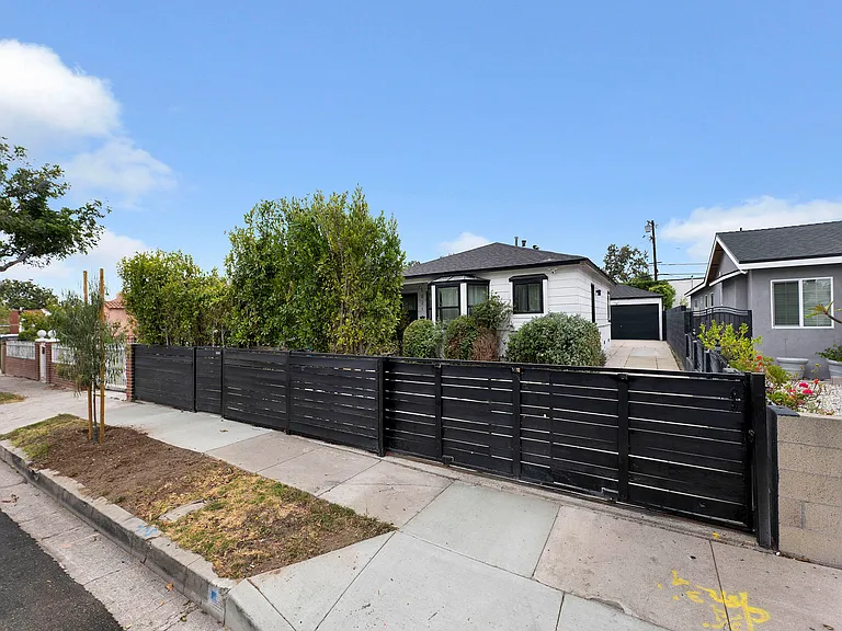 1021 E 65th St — Photo 39