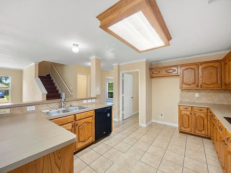 1100 Camelot Dr — Photo 14