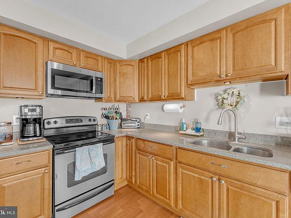 3rd image of 8 E Broadway St