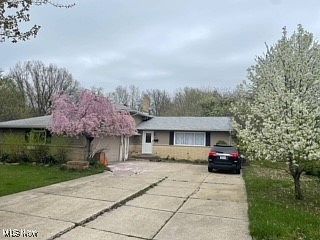1st image of 871 E 250th St