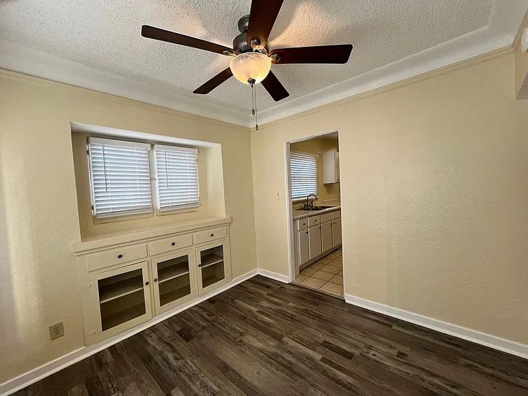 Large Downstairs One Bedroom One Bath! — Photo 10