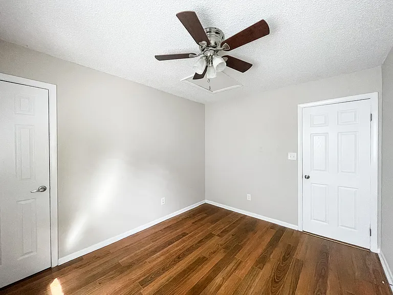 916 Appleby Ct — Photo 28