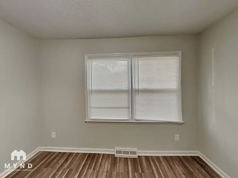 547 Whitethorn Dr — Photo 11