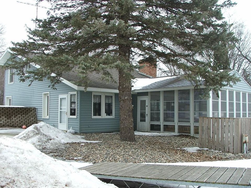 Level Lakeshore w/Great Views!