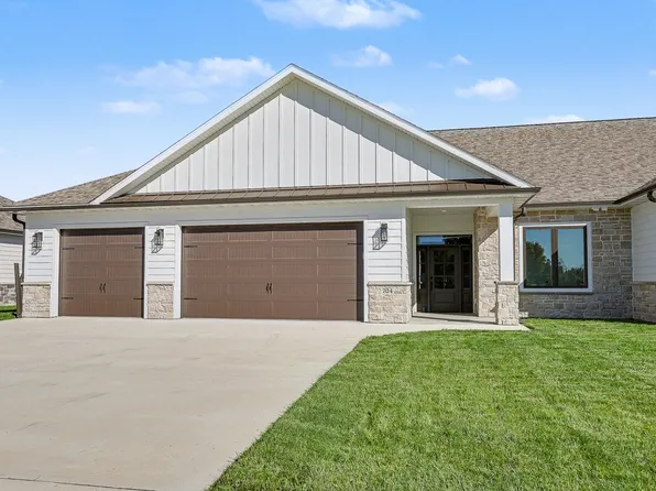 704 Big Rock Park Rd, Pella, IA 50219