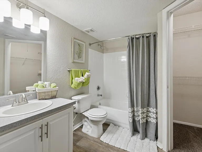 2 Bedroom (Renovated) - 2 Bed / 2 Bath - 962 Sq.Ft.