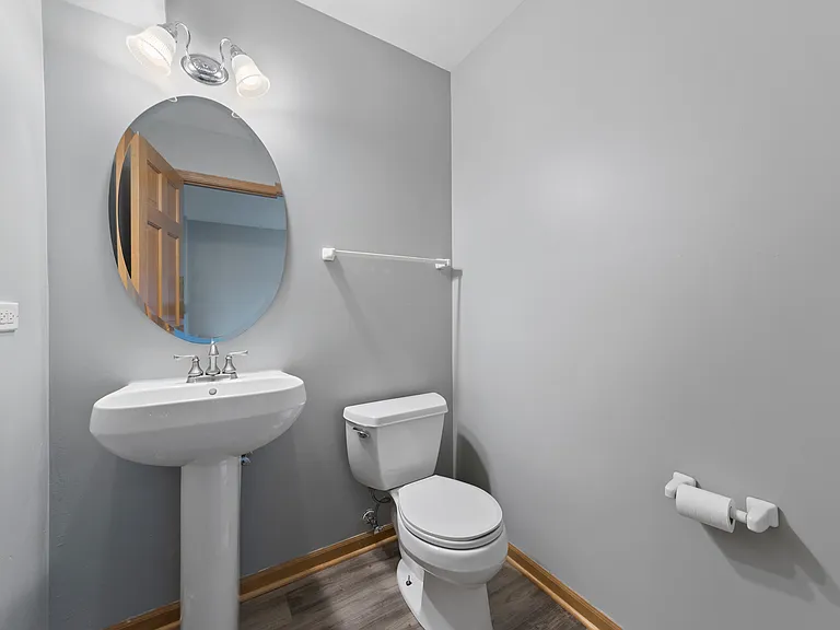 690 Lincoln Station Dr — Photo 16