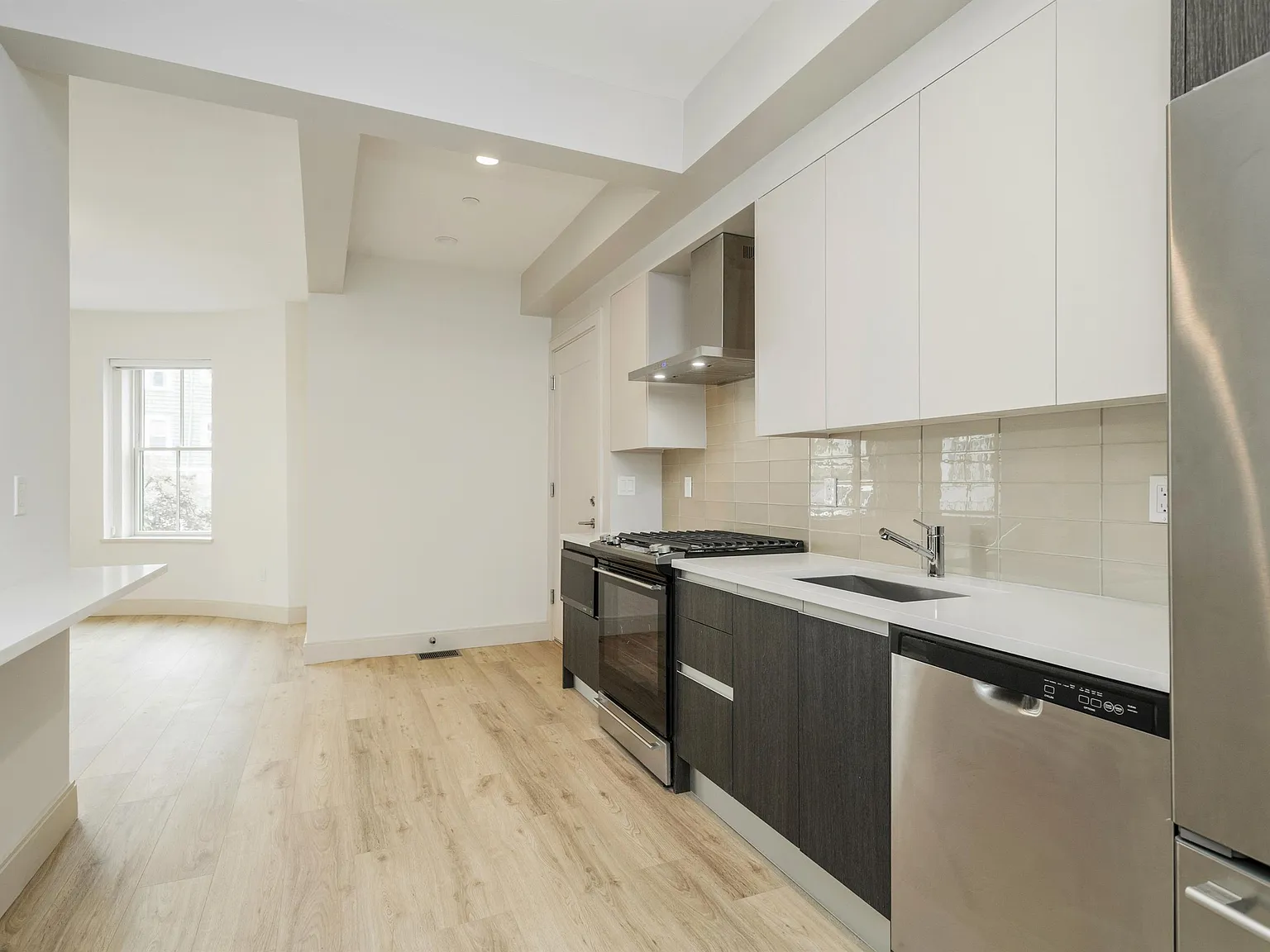 4 bed, 1247 sqft, $4,995 — Photo 2