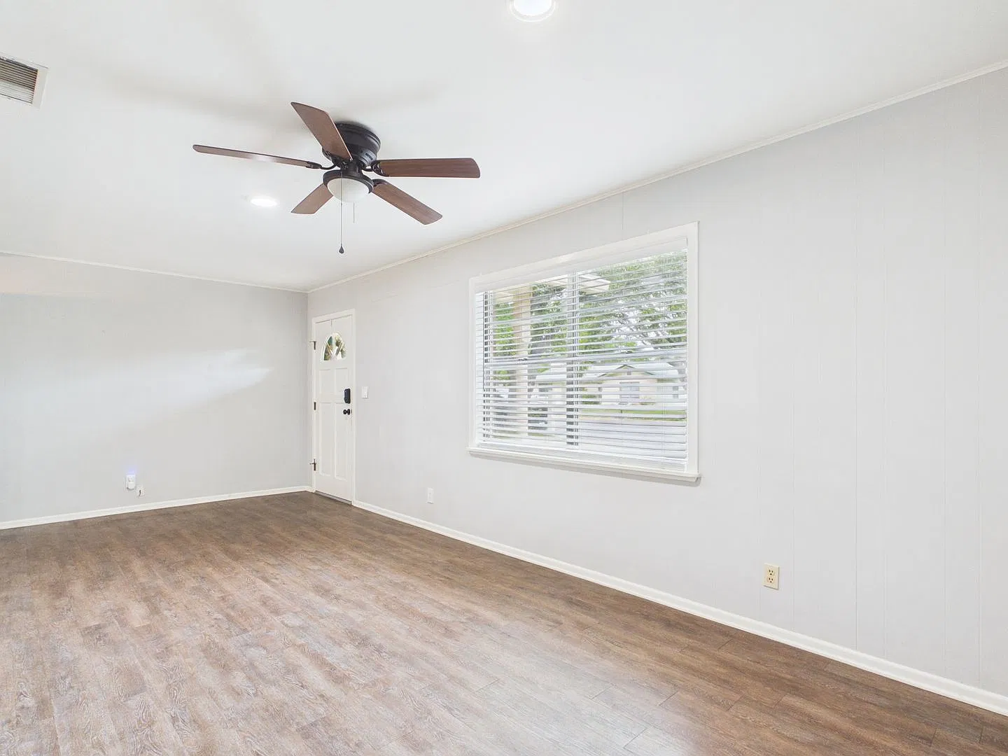 Comfortable 3-Bedroom Home with Modern Finishes — Photo 4