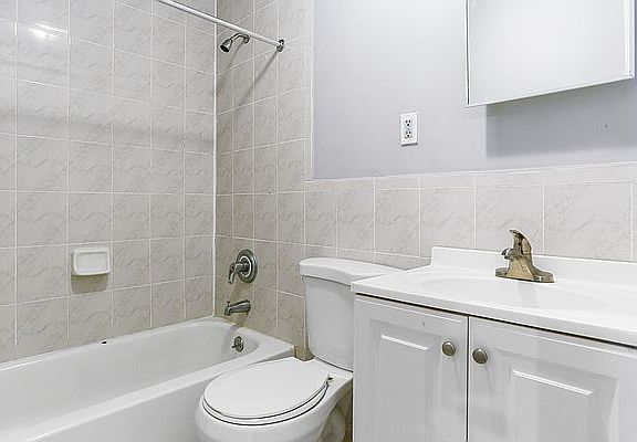 4th image of 27 Pulaski St #B