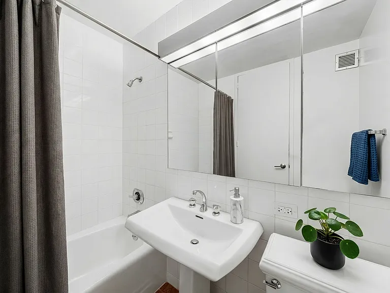 525 E 72nd St #28F — Photo 6