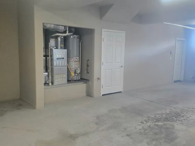 1558 Poplar Dr — Photo 3