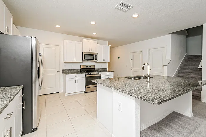 5 bed, 2.5 bath, 2896 sqft, $2,995 — Photo 4