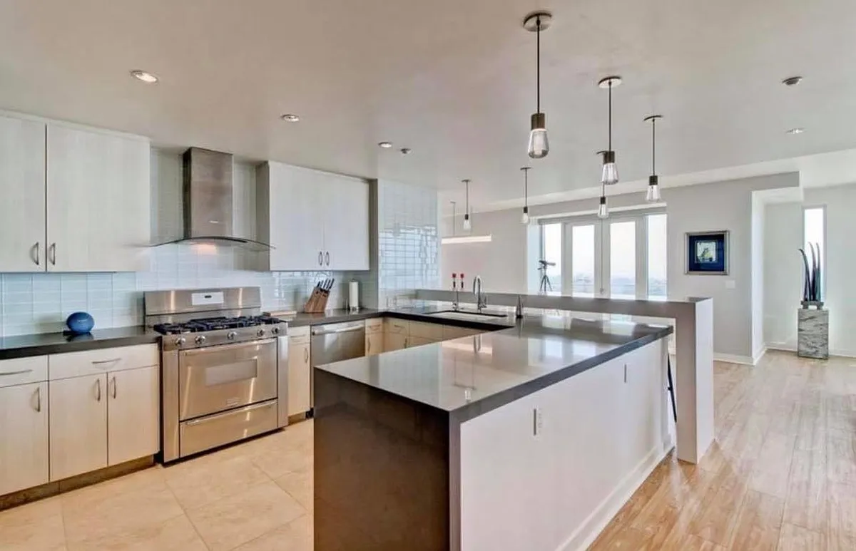 Building Photo - 3415 6th Ave #15