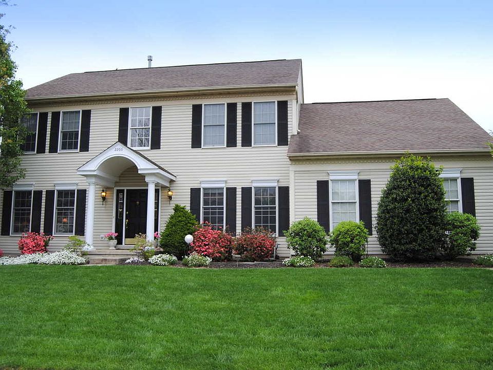 Colonial"Charmer" on Picture Perfect Lot