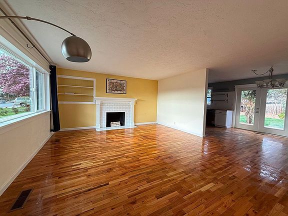 3rd image of 633 Carrington Ave